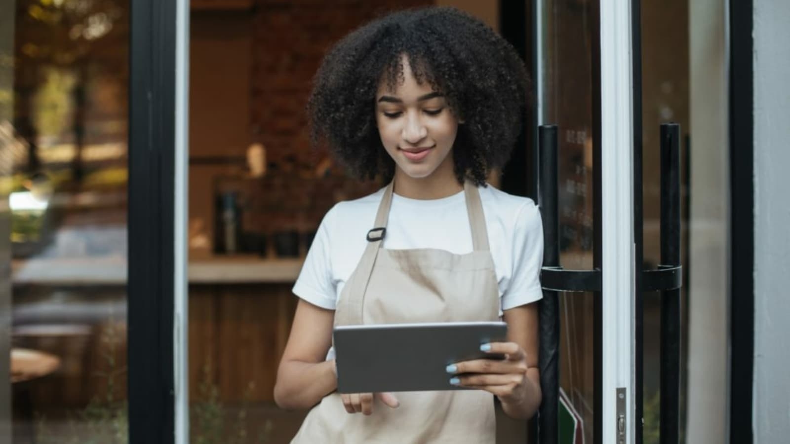 Mujer usando software de gestion digital en restaurante