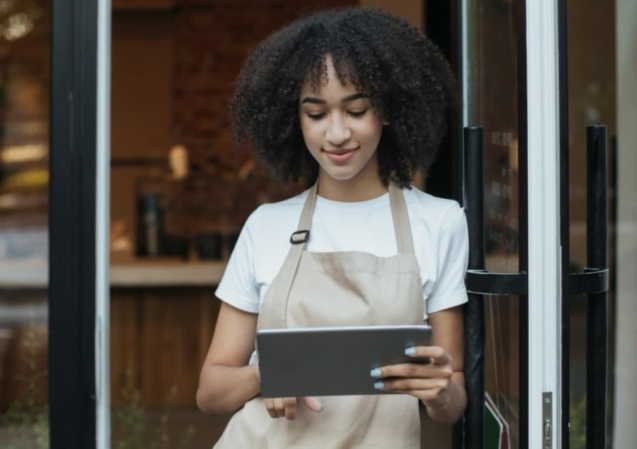 Mujer usando software de gestion digital en restaurante