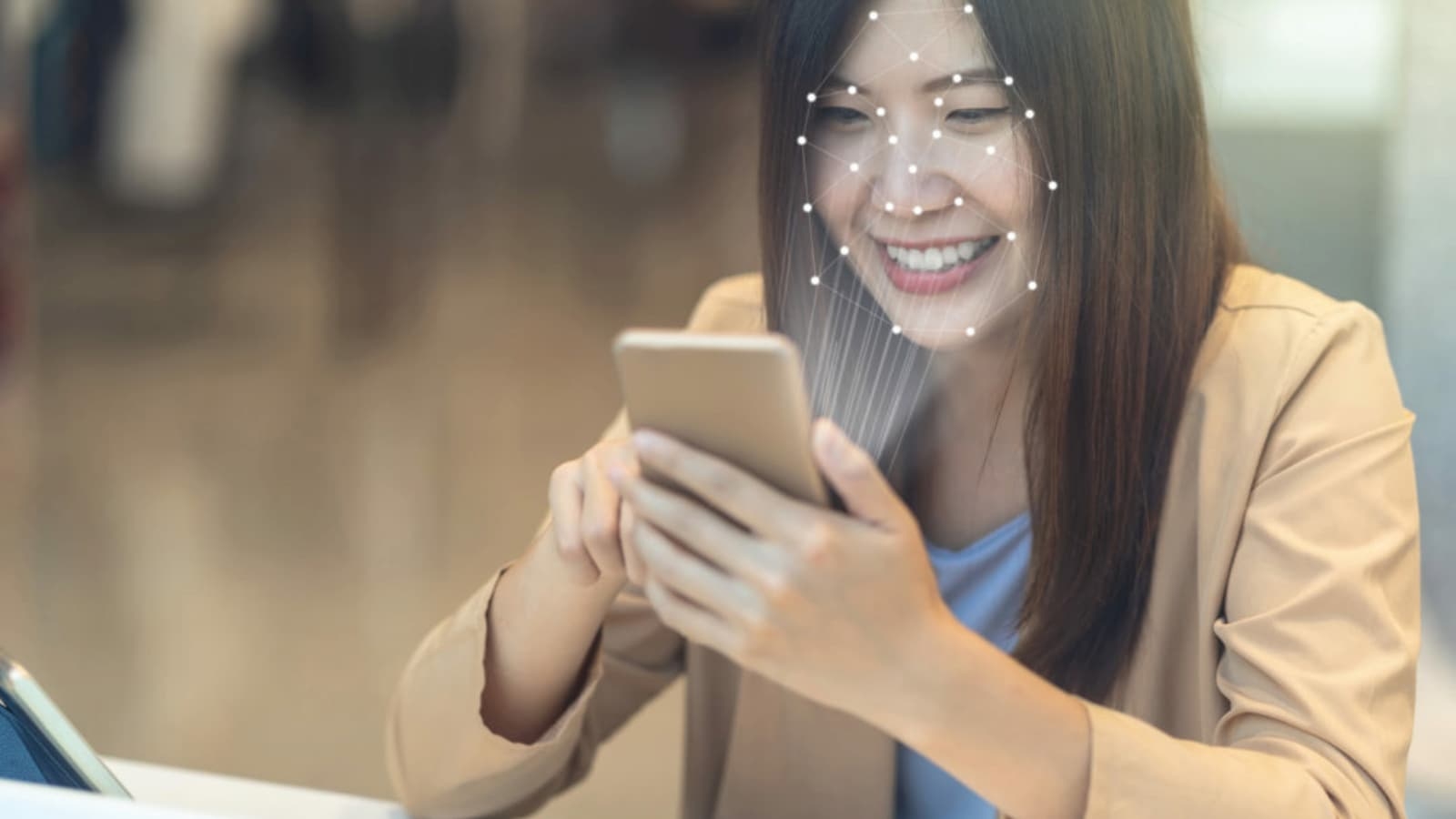 Mujer usando software de reconocimiento facial Biometrico