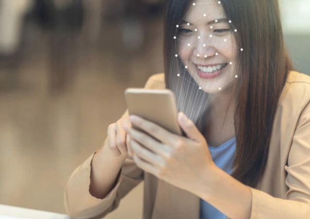 Mujer usando software de reconocimiento facial Biometrico