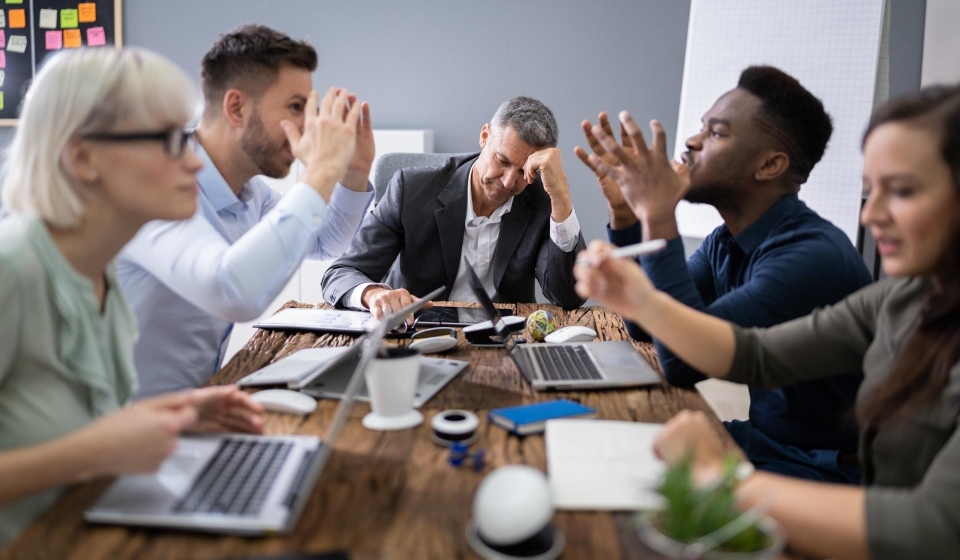 ejemplos-de-problemas-comunicacion-interna-en-las-empresas-y-como-solucionarlose